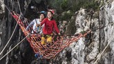 Di sana, berbagai wahana permainan pemacu adrenalin dapat dinikmati. Space Net atau bermain dengan tali yang dibentuk seperti anyaman, sehingga wisatawan dapat melompat atau sekadar berswafoto dengan latar belakang celah Gua Hawu. (ANTARA FOTO/Muhammad Adimaja)