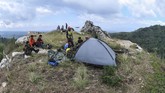 Selain wahana permainan, pengunjung juga dapat menikmati keindahan alam dari atas ketinggian dengan membawa tenda untuk bersantai bersama teman maupun keluarga. Keindahan alam dari puncak ketinggian tentu saja menjadi pelepas penat yang paling tepat. (ANTARA FOTO/Muhammad Adimaja)