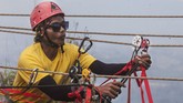 Tak perlu khawatir mengenai masalah keamanan, karena semua kegiatan diawasi langsung oleh tenaga terlatih beserta alat yang memenuhi standar keamanan yang dikeluarkan oleh Federasi Panjat Tebing Indonesia (FPTI). (ANTARA FOTO/Muhammad Adimaja)