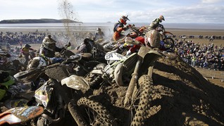 Balap Motor Cross di Lintasan Berlumpur Pinggir Pantai