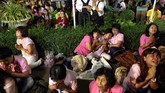 Sosok Bhumibol dianggap sakral dan menjadi simbol negara. Penghinaan terhadap dirinya bisa berujung hukuman penjara berdasarkan hukum lese majeste yang diterapkan di Thailand. (Reuters/Athit Perawongmetha)