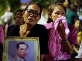 Tangis langsung pecah setelah pengumuman kematian Bhumibol pada Kamis. Bhumibol dinyatakan wafat pada Kamis sore, namun pengumumannya ditunda hingga malam. (Reuters/Athit Perawongmetha)
