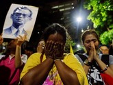 Pekan ini, ratusan orang mendoakan kesembuhan Bhumibol di depan rumah sakit Siriraj tempat dia dirawat. Mereka mengenakan pakaian pink, warna yang diyakini membawa keberuntungan bagi sang raja tercinta. (Reuters/Athit Perawongmetha)