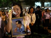 Sebelumnya, Bhumibol dinyatakan dalam kondisi tidak stabil setelah menjalani cuci darah pekan lalu. Beberapa bulan terakhir, kesehatan Bhumibol memang memburuk. (Reuters/Athit Perawongmetha)