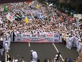 Demo Anti Ahok: Lempar Botol hingga Salat Bersama