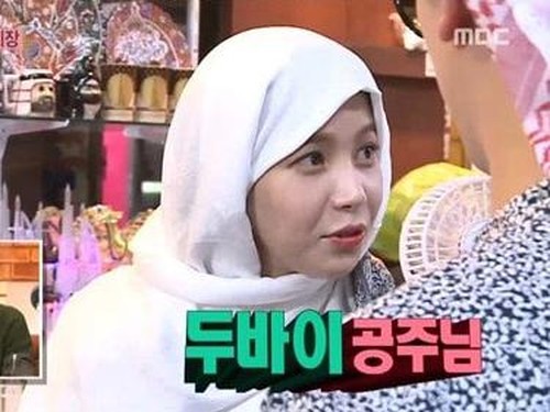 Ketika Idola K-Pop Solar Mamamoo Tampil dalam Balutan Abaya dan Kerudung Ketika Idola K-Pop Solar Mamamoo Tampil dalam Balutan Abaya dan Kerudung