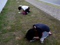 Seorang Wanita Thailand Didesak Berlutut di Depan Foto Raja