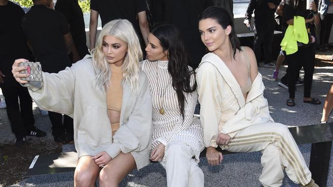 Kim Kardashian Cemburu Terhadap Kesuksesan Kylie Jenner