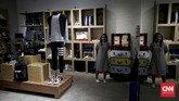 Rak-rak kayu mendominasi interior Project X ditambah pencahayaan terang dan penataan rapi yang memudahkan pengunjung 'menikmati' produk fesyen layaknya berada di galeri seni yang menampilkan karya artistik. (CNN Indonesia/Safir Makki)