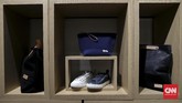Desain tas dan sepatu yang simpel sekaligus elegan mendominasi produk fesyen di butik Project X. Sebagai destinasi gaya hidup, para penggila belanja leluasa memborong pakaian, tas sepatu dan aksesoris khas urban. (CNN Indonesia/Safir Makki)