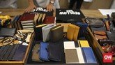 Mascolanza, mereka fesyen asal Korea Selatan, menawarkan dompet, gelang dan aksesori lain dari bahan kulit. Desain simpel dengan jahitan rapi, agaknya membuat para penggila belanja tak tahan untuk tidak memborong. (CNN Indonesia/Safir Makki)