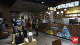 Butik Project X hadir di lantai dua Plaza Indonesia, Jakarta, dengan konsep baru. Desain interiornya bergaya industrial, dilengkapi gerai es krim dan popcorn. Pengunjung pun bebas membeli penganan sambil melihat produk fesyen. (CNN Indonesia/Safir Makki)