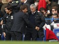 Momen Canggung Conte Dapat Kostum MU dari Mourinho
