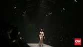 Kembali ke haute couture, koleksi kali ini didominasi long dress khas Tex yang menyapu lantai. Bahkan salah satu gaun memiliki panjang ekor hingga lebih dari dua meter. (CNN Indonesia/Adhi Wicaksono)