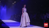 Tex mengaplikasikan salah satu prinsip air: transparan. Ia membuat busana yang didominasi warna nude, dilengkapi untaian mutiara dan aksesori yang seolah 'mengapung' di atas kulit model. (CNN Indonesia/Adhi Wicaksono)