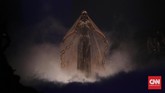 Mengambil tajuk Reflections of Tex Saverio, sang desainer meluncurkan koleksi terbaru, terdiri dari 14 busana, di malam pertama Jakarta Fashion Week (JFW) 2017. Berbeda dibanding JFW tahun lalu, kali ini Tex kembali menampilkan haute couture. (CNN Indonesia/Adhi Wicaksono)