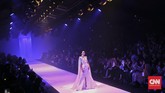 Melalui Reflection of Tex Saverio, desainer yang dijuluki Alexander McQueen of Indonesia ini seolah ingin menegaskan haute couture adalah jati dirinya, bagian dari jiwanya. (CNN Indonesia/Adhi Wicaksono)