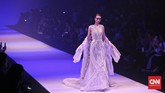 Untuk koleksi kali ini, Tex menggunakan beberapa jenis bahan, antara lain organza dan duchess. Pemilihan bahan tersebut memudahkan ia mengkreasikan motif secara lebih dinamis. (CNN Indonesia/Adhi Wicaksono)