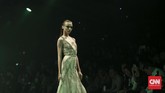 Tex juga kembali menunjukkan hasil ketelatenanya: menyulam satu per satu hiasan mutiara. Ia menggunakan puluhan ribu fresh water pearl untuk satu pakaian yang dikerjakan secara hand-made. (CNN Indonesia/Adhi Wicaksono)