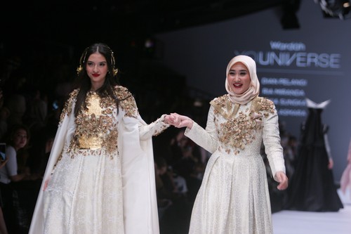 Gaya Heboh Aming Hingga Elegannya Tatjana Saphira Saat Jadi Model Catwalk Gaya Heboh Aming Hingga Elegannya Tatjana Saphira Saat Jadi Model Catwalk