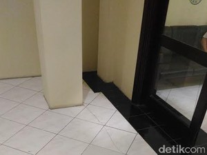 Lantai Keramik Pecah Masih Bisa Tersambung Lho, Pakai Cara Ini