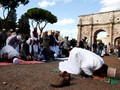 Protes Penutupan Masjid, Umat Muslim Italia Salat di Koloseum