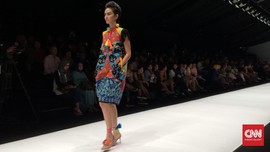Cara Tepat Mix and Match Busana Bermotif