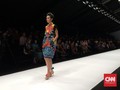 Cara Tepat Mix and Match Busana Bermotif