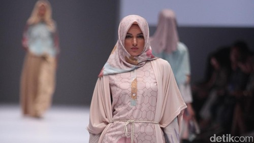 Jilbab Segi Empat Jadi Tren Lebaran di 2017 Jilbab Segi Empat Jadi Tren Lebaran di 2017