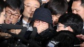 Pada Jumat (4/11), Park meluncurkan pidato nasional, menekankan bahwa dia bersedia diselidiki atas dugaan kasus korupsi, yang melibatkan sahabatnya, Choi Soon-Sil, yang kini mendekam dalam tahanan polisi. (Seo Myeong-gon/Yonhap via Reuters)