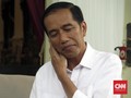 Bagikan Sembako di Bogor, Jokowi Berbuka di Tengah Jalan