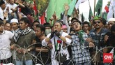 Kendati secara umum berlangsung tertib, aksi demonstasi sempat ricuh. Massa memaksa masuk ke dalam barikade kawat berduri yang dipasang polisi di depan Istana Negara. (CNN Indonesia/Adhi Wicaksono)