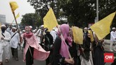 Mereka juga mengusung bendera kuning yang sebagian mengasosiasikannya dengan kematian di aksi demonstrasi terkait penistaan agama. (CNN Indonesia/Andry Novelino)
