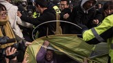 Park menegaskan ia tak akan berlindung di balik posisinya sebagai presiden dan akan terbuka proses hukum terkait kasus itu untuk dimintai keterangan. (AFP Photo/Ed Jones)