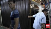 Sementara itu, sejumlah pedagang di Pasar Glodok menutup tokonya saat berlangsungnya demo, Jakarta, Jumat (4/11). Para pedagang khawatir demo berakhir ricuh. (CNN Indonesia/Ajeng Dinar Ulfiana)