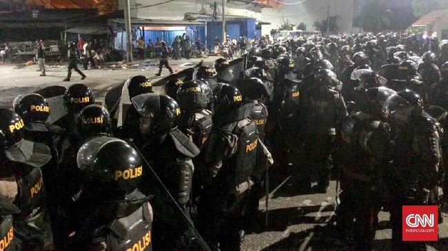 Di Luar Batang, Polisi Bernegosiasi dengan Massa Anti Ahok