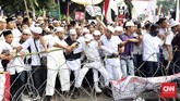 Ratusan orang berhasil menembus kawat berduri yang berada di depan Istana Kepresidenan, Jalan Medan Merdeka Barat, Jakarta Pusat. (CNN Indonesia/Adhi Wicaksono)
