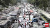 Beberapa ruas jalanan yang dipadati massa Aksi Bela Islam di Jakarta, Jumat (4/11) adalah kawasan sekitar Masjid Istiqlal hingga Medan Merdeka. (CNN Indonesia/Andry Novelino)