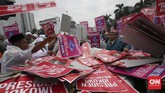 Demonstran yang tergabung dalam Gerakan Nasional Pengawal Fatwa MUI itu mengambil poster yang disediakan untuk aksi damai di kawasan Patung Kuda. (CNN Indonesia/Safir Makki)