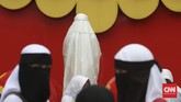 Kaum hawa pun tidak ketinggalan menunaikan salah Zuhur sebelum melakukan aksi damai terkait dugaan penistaan agama oleh Gubernur Ahok. (CNN Indonesia/Safir Makki)