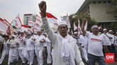 Demonstran kemudian bergerak ke arah Istana Negara. Para demonstran yang berbusana serupa membuat jalanan berubah menjadi 'lautan' putih. (CNN Indonesia/Safir Makki)