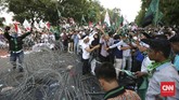 Kawat berduri tersebut awalnya berfungsi untuk membatasi para pedemo dengan polisi. Kini polisi dan pedemo telah berbaur di depan Istana. (CNN Indonesia/Adhi Wicaksono)