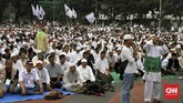 Sebelum melakukan aksi demonstrasi, mereka menunaikan salat Jumat bersama. Beberapa titik yang dijadikan lokasi salat adalah Masjid Istiqlal, jalanan di sekitar Istiqlal dan kawasan Silang Monas. (CNN Indonesia/Denny Aprianto)