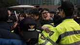 Akibat skandal ini, sekitar 1.200 warga Korea Selatan berunjuk rasa di Seoul sejak pekan lalu untuk menuntut pengunduran diri Presiden Park Geun-hye. Jajak pendapat Gallup menunjukkan tingkat kepercayaan masyarakat kepada Park merosot hingga 5 persen pada akhir pekan ini. (AFP Photo/ Ed Jones)