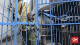 Demi mengantisipasi kerusuhan yang dikhawatirkan terjadi, mereka memilih menutup toko dan mengunci pintu gerbang. Di sisi lain, beberapa kantor pun memutuskan meliburkan karyawannya. (CNN Indonesia/Ajeng Dinar Ulfiana)
