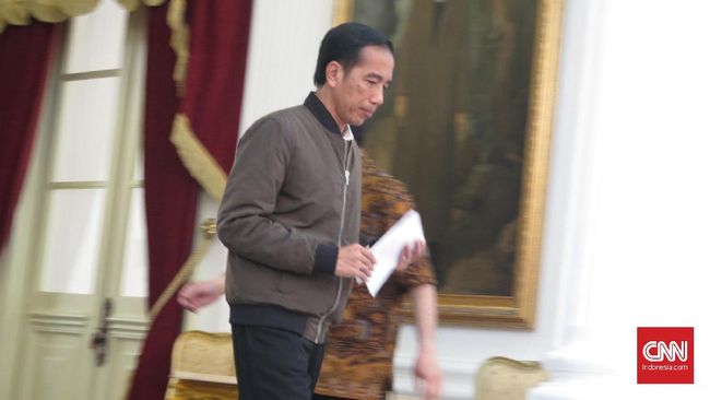 Melipat Aksi Anti Ahok di Balik Jaket Bomber Jokowi