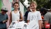Seni grafiti pun tidak lagi hanya dimiliki para bomber, anak-anak pencinta skateboard, komunitas punk, atau kelompok seni hipster. Semua juga bisa menikmatinya. (CNN Indonesia/Andry Novelino)