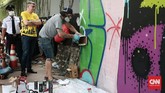 Tak heran jika beberapa kali seniman jalanan main ‘kucing-kucingan’ dengan aparat. Gambar mereka bukan hanya dianggap sebagai perlawanan, tapi juga perusakan lingkungan. (CNN Indonesia/Andry Novelino)