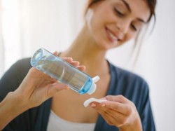 7 Exfoliating Toner Lokal Terbaik yang Bikin Kulit Cerah & Halus 7 Exfoliating Toner Lokal Terbaik yang Bikin Kulit Cerah & Halus