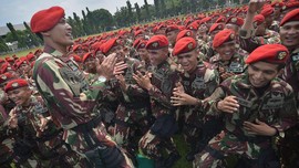 Ratusan Prajurit Kopassus Ikut Evakuasi Pendaki Rinjani